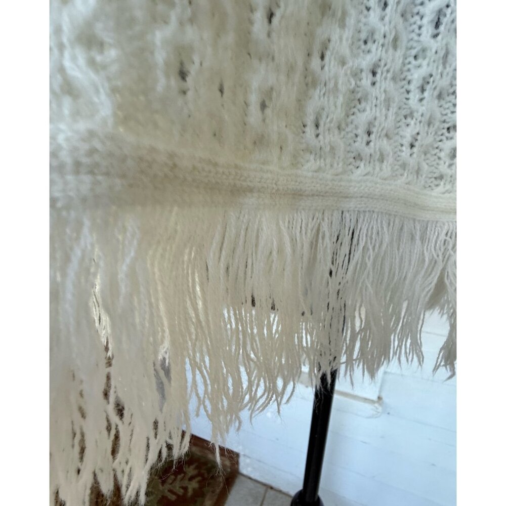 Vintage 70's Cable Knit White Acrylic Button up Fringed Poncho Cape One Size - Picture 11 of 11
